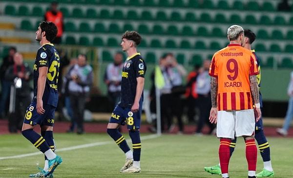 Hakem tarafından tatil edilen maç, hala gündemdeki yerini korurken sarı-lacivertli kulübün genç futbolcusu Efekan Karayazı, sürpriz bir paylaşımda bulundu.