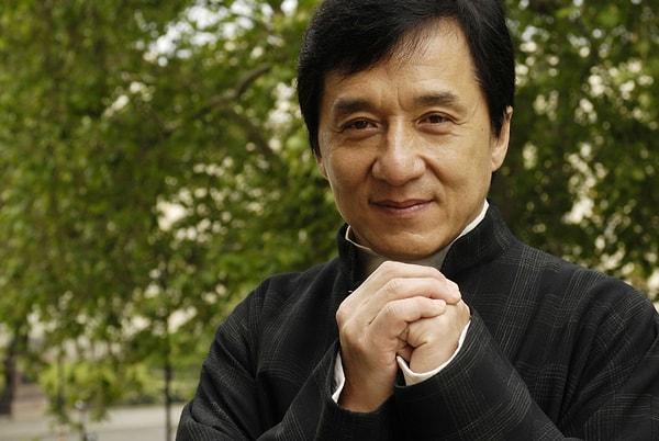 Filmlerindeki akrobatik dövüş stiliyle efsaneleşen Jackie Chan'in bir etkinlik sırasında çekilen fotoğrafları sosyal medyada endişe yaratmıştı.
