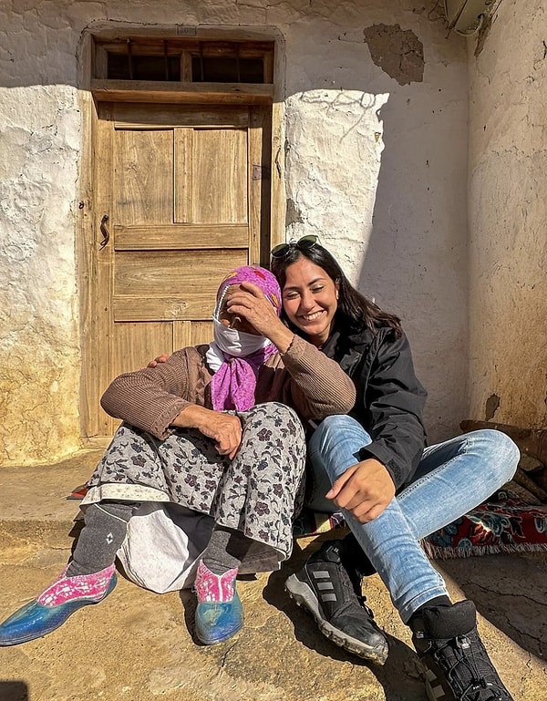 Saliha Özkan gittiği her yerde hem şehri hem de oranın insanlarını sosyal medya hesabından paylaşırken, gezisinin Karadeniz ayağında yaylada rastladığı teyzelerle gülümseten anlarını yayınladı.