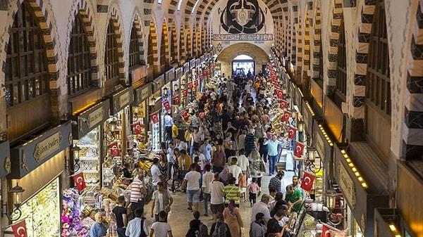 İstanbul’un en sembolik alışveriş merkezlerinden olan Mısır Çarşısı esnafı bayram gelmesine rağmen sinek avlıyor. Esnaf, vatandaşım pahalılık nedeniyle alışveriş yapamadığını söylüyor.