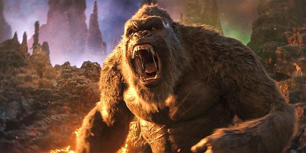 Gişe uzmanları ise 'Godzilla ve Kong: Yeni İmparatorluk' filminin dünya çapında 500 milyon dolardan fazla kazanç elde edeceğini tahmin ediyorlar. Zira film hem serinin çekirdek hayranlarına hitap ederken aynı zamanda yeni genç kuşakları da kendine çekiyor.