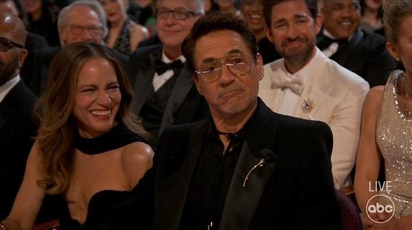 Bu Robert Downey Jr. da şakayı duyduğu sırada burnuna dokununca Kimmel "Tam isabet mi oldu yoksa yaptığın uyuşturucu hareketi miydi?" diye sormuştu. Ünlü aktör de Kimmel'dan şakayı daha fazla uzatmamasını rica etmişti.