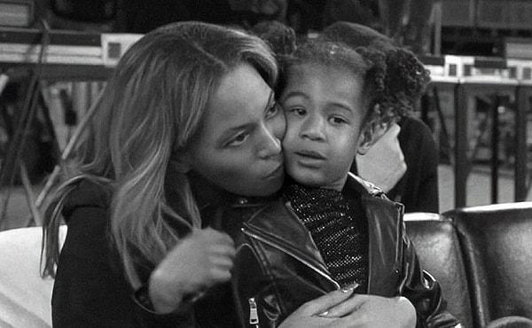 Yani kısacası, Beyoncé'nin 6 yaşındaki kızı Rumi Carter, tarihteki Billboard listesine giren en genç kadın şarkıcı oldu!