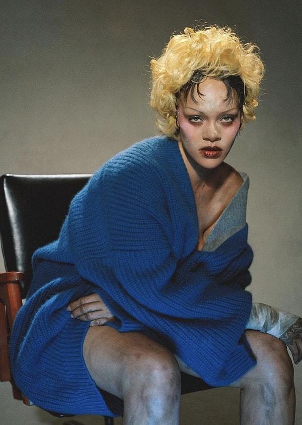 Güzelliğiyle nam salan şarkıcılardan biri olan Rihanna'nın bu sefer objektif karşısında verdiği pozlar beğenmenin aksine birçok eleştiri aldı.