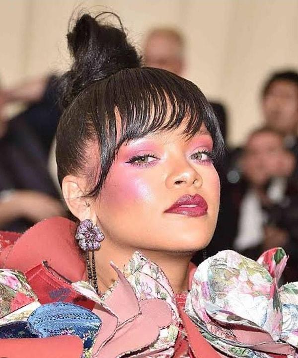 Kulağa biraz değişik gelse de Rihanna'ya ne kadar yakıştığını gördükten sonra insan kesinlikle denemek istiyor.