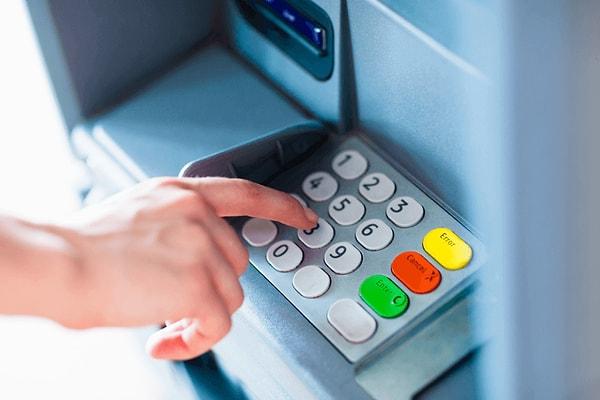 Ziraat Bankası eski genel müdür yardımcısı Prof. Dr. Şenol Babuşçu'nun açıklamalarına göre, bankaların ATM slotlarında 10 ve 20 TL'lik banknotlar yerine daha büyük değere sahip 200 TL'lik banknotları tercih etmeye başlaması bu değişikliğin en net göstergesi.