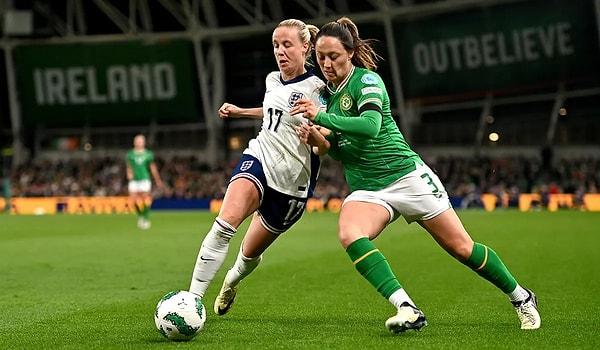 Geçtiğimiz akşam oynanan İrlanda - İngiltere kadın futbol maçında yaşananlar spor manşetlerindeki yerini buldu.