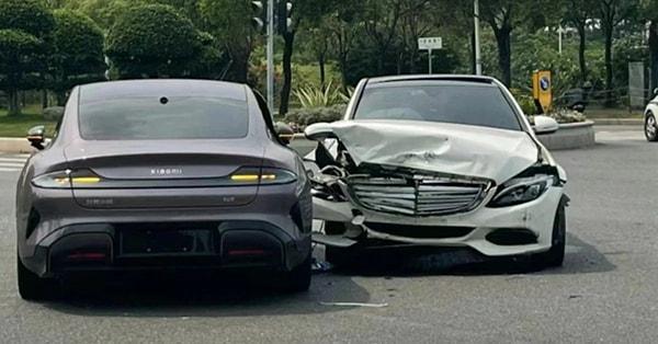 Sosyal medyada paylaşılan fotoğraflarda, yeni SU7 ile çarpışan Mercedes aracın ön kısmından ciddi hasar aldığı görülüyor.