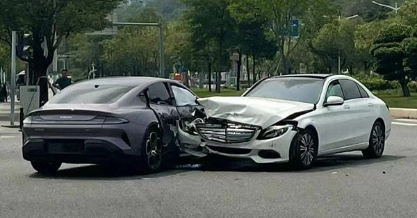 Çarpışma sonucu sağ kapı bölümünden hasar alan Xiaomi SU7'nin ise Mercedes araca kıyasla kazayı daha hafif atlattığını söylemek mümkün.