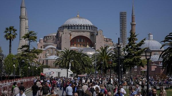 İstanbul'un tarihi ve turistik yerlerinde bayram yoğunluğu yaşandı.