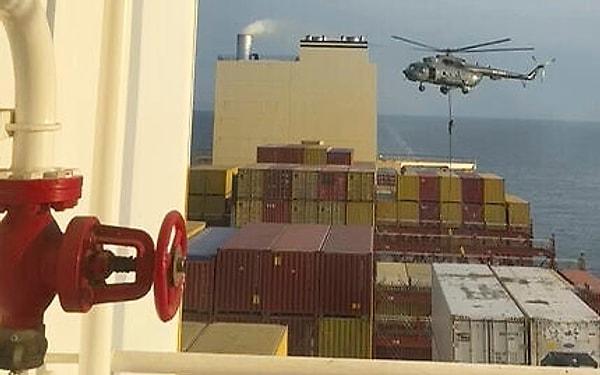 İran Devrim Muhafazları, gemiye helikopterle çıkarma yaparak kontrolü ele geçirdi.