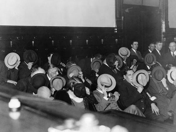 6. Mafya lideri Al Capone'un 1931'deki duruşmasında yüzlerini saklayan gansterler.
