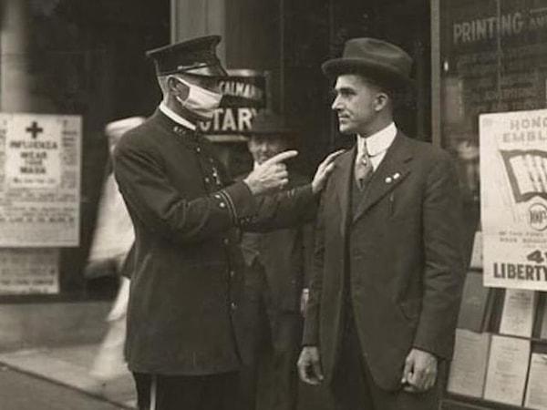 10. San Francisco'da bir polis memuru, 1918 Grip Salgını sırasında maske takmadığı için bir adamı azarlıyor. (1918)