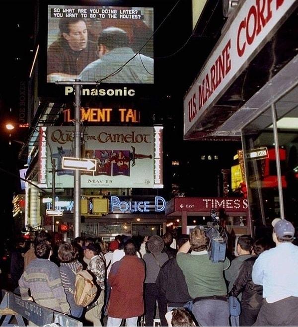 11. Times Meydanında "Seinfeld" dizisinin finalini izlemek için duran New Yorklular. (1998)