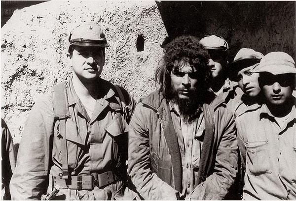 12. CIA ajanı Felix Rodriguez (solda) ve Bolivyalı askerler Che Guevara'nın idamından dakikalar önce onunla birlikte poz veriyor. (Bolivya, 9 Ekim 1967)