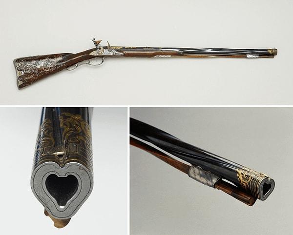 1. Eskiden Kral 4. George'a ait olan ve şu anda Kraliyet Koleksiyonu Vakfı'nın bir parçası olan, 1765'ten kalma bükülmüş namlulu ve kalp şeklinde delikli bir çakmaklı tüfek.