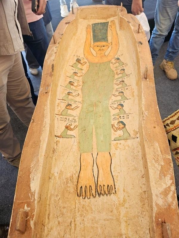 4. Yeni keşfedilen Mısır mezarlığında bulunan ve Mısır'ın 20. Hanedan dönemindeki Yeni Krallığa tarihlenen üst kapaklı bir tabutun fotoğrafı.