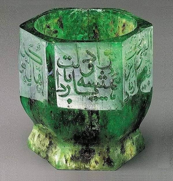 7. 252 karat saf zümrütten yapılmış 17. yüzyıldan kalma Zümrüt kupası. Üzerinde Farsça ayetler yazılıdır. Babür Hindistanı İmparatoru Jehangir'e aitti.