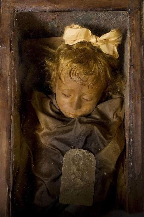 8. "Uyuyan Güzel" olarak da adlandırılan iki yaşındaki Rosalia Lombardo'nun mumyalanmış kalıntıları Palermo'daki Capuchin Yeraltı Mezarlığı'nda bulunmaktadır. Rosalia, 1920'de zatürreeden ölmüştür ve bedeni muhafaza edilmiştir..