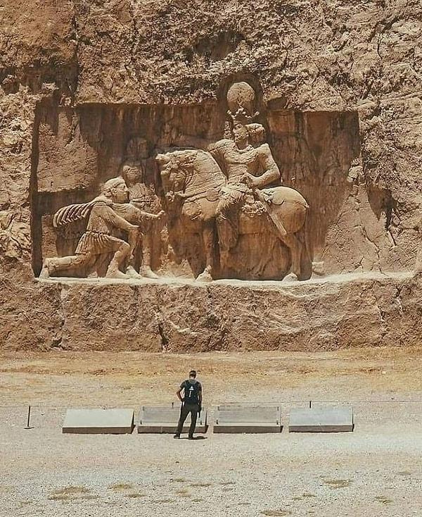 12. Roma imparatoru Arap Philippus'un, Pers Kralı birinci Şapur'un önünde diz çöküp barış için yalvardığını tasvir eden bir anıt. (Nakş Rüstem, İran.)