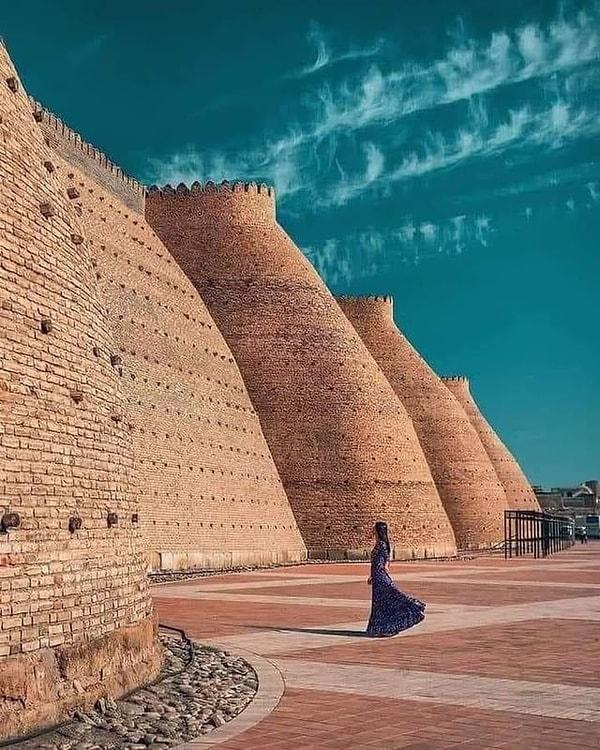 14. Buhara Sandığı, Özbekistan'ın Buhara kentinde M.S 7. yüzyıla tarihlenen bir kaledir.