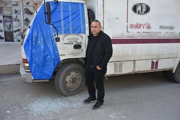 Olay, 10 Nisan'da İzmir'in Bayraklı ilçesi, Postacılar mahallesinde meydana geldi. Bayramın ilk günü camiden çıkan vatandaşlar Mehmet Akgün'ü kamyonetinin direksiyonunda kanlar içinde görür görmez 112 ekiplerine haber verdi.