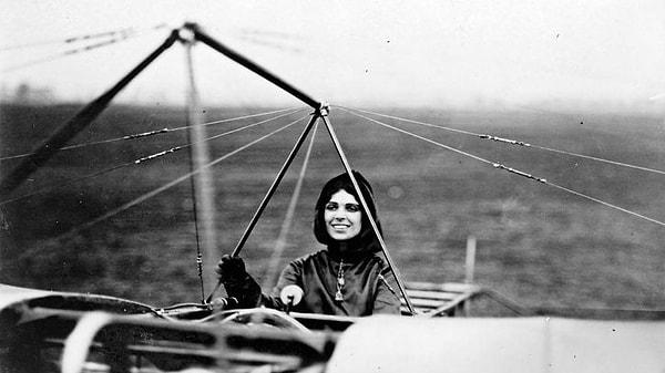Amerikalı havacı Harriet Quimby, İngiliz Kanalı'nı geçen ilk kadın oldu.