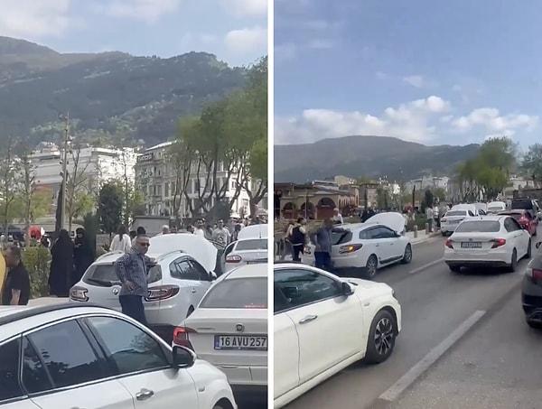 Bursa'da yaşanan yoğunluktan dolayı park yeri bulamayan vatandaşlar, araçlarını park yasağı olan yere bıraktı.