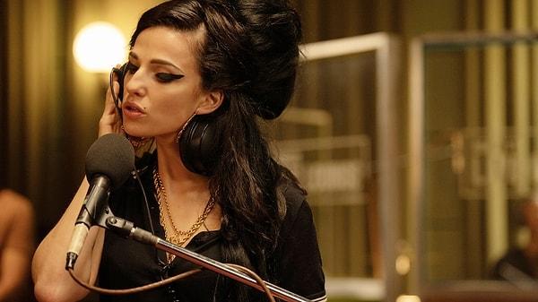 Merakla beklenen yeni filmin galası, pazartesi gecesi Londra'da yapıldı ve Winehouse'un ailesi, Marisa Abela'nın ünlü şarkıcıyı canlandırdığı filmin ilk gösterimi için gecede yer aldı.