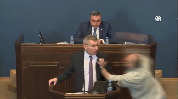 Gürcü Hayali Partisinin parlamento çoğunluğu lideri Mamuka Mdinaradze'nin yasa tasarısını tanıtması esnasında 'Vatandaşlar'  partisinin milletvekilli Aleko Elisaşvili, yasa tasarısına tepki göstererek Mdinaradze'ye yumruk attı.