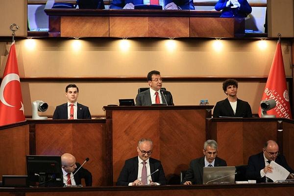 Erkem İmamoğlu yeni dönemin ilk meclis toplantısını açtı. Ancak yeni dönemde CHP'li üyelerin çoğunluk olması sürekli önergeleri reddedilmeye alışmış muhaliflere tuhaf geldi.