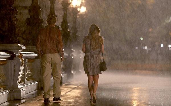 Birçok dizi ve filmde yer alan yağmur sahnelerini hep merak etmişizdir. Yazın ortasında yağmurlu sahnelerin yer alması akıllarda soru işaretleri oluşturmuştur.