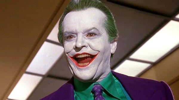 Batman'e karşı savaşan Joker sizce de o yüzden mi çok seviliyor? Bakın bu tartışılır. Hastalıklı mizacı, sinir eden kahkahaları, mor takım elbisesi ve palyaço haliyle hepimizi deli edebilir ama bu sevilmesine engel değil.
