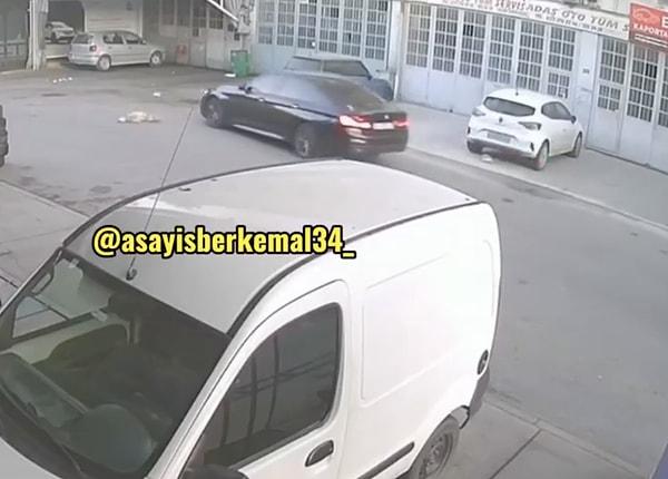 İstanbul Maslak Atatürk Oto Sanayi Sitesi'nde çekildiği belirtilen görüntülerde bir araç sürücüsü aracıyla kendi haline yolda yatan köpeğin üzerine doğru ilerliyor.