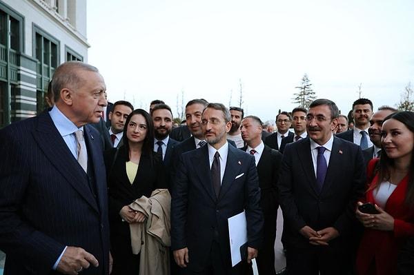 AK Parti Genel Başkanı ve Cumhurbaşkanı Recep Tayyip Erdoğan, Kabine Toplantısı sonrası basın mensuplarıyla Külliye bahçesinde dolaştı.