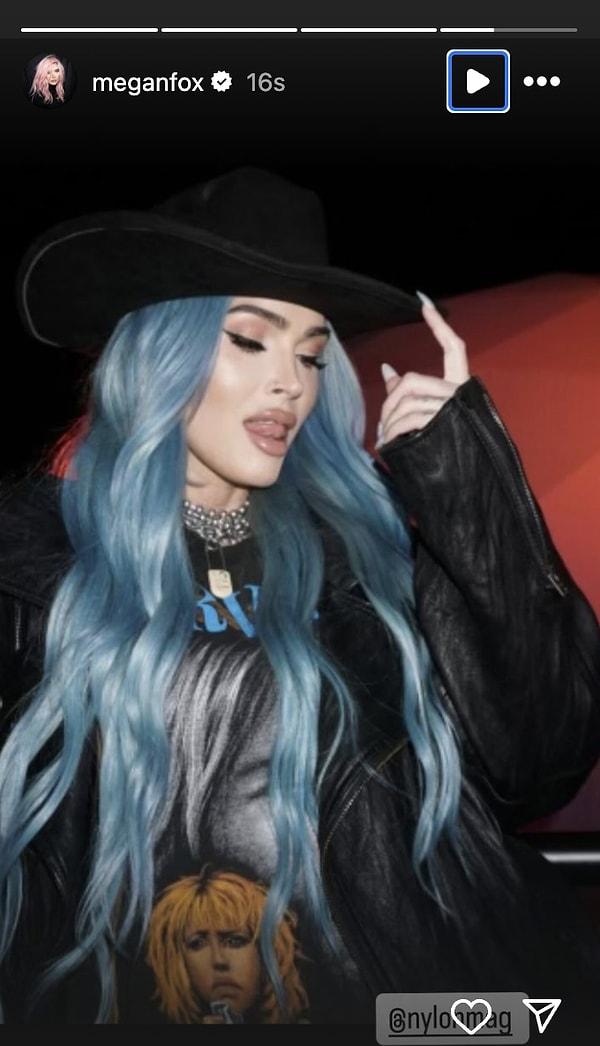 Megan Fox mavi saçlarıyla yeni tarzını takipçileriyle paylaştı.