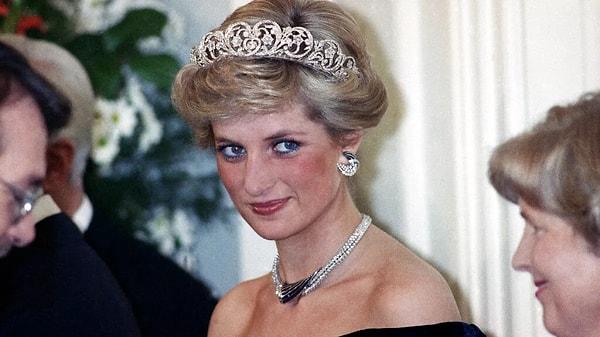 Prens Harry'nin annesi Prenses Diana, 1997'de Fransa'nın Paris kentinde paparazziler tarafından kovalanırken geçirdiği trafik kazası sonucu hayatını kaybetmişti. Prens Harry de Ocak 2020'de Kraliyet'teki görevlerinden çekilerek daha bağımsız bir hayat yaşamak için eşi Meghan'la California'ya yerleşmesiyle ilgili süreçte medyanın aşırı ilgi ve takibinden şikayetini dile getirmişti.
