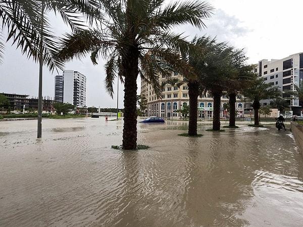 Bahreyn, Katar ve Suudi Arabistan’da da etkili olan yağışlar Umman’da can aldı. Çok sayıda evin yanı sıra cadde ve yollar su altında kalırken,, mahsur kalanların tahliyesi için ordu ve polis kuvvetleri göreve çağırıldı.