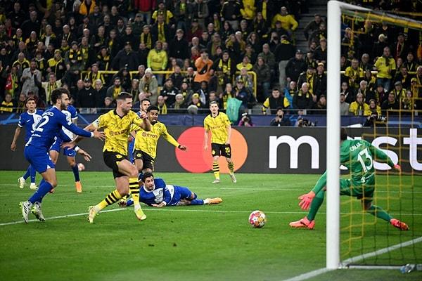 Müthiş mücadeleye sahne olan maçta gol perdesini ev sahibi açtı. 34. dakikada Julian Brandt ve 39. dakikada Ian Maatsen'in attığı gollerle Dortmund, ilk yarıyı 2-0 önde kapattı.
