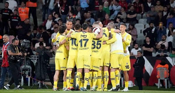Süper Lig’in 32. haftasında Fenerbahçe, Fatih Karagümrük’e konuk olmuş, sarı-lacivertliler, Edin Dzeko ve Michy Batshuayi’nin golleriyle 2-1 kazanarak puanını 85’e yükseltmişti.