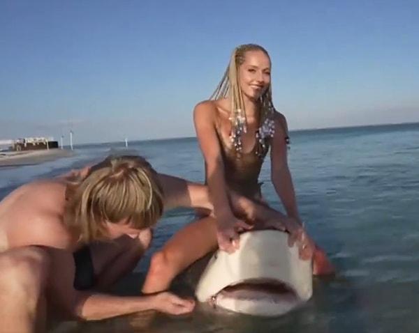Bir süre mücadele ettikten sonra köpekbalığını yakalamayı başaran yayıncı sonrasında hayvanla poz vermek istedi. Ancak önemli bir detayı unutunca hayvan adeta intikamını aldı!