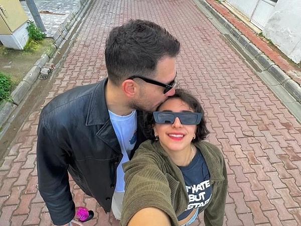 Sosyal medya çalkalanmaya devam ederken, Uraz Kaygılaroğlu'nun sevgilisi ile fotoğraf serisi paylaşması da dikkatleri yeniden üstüne çekti.