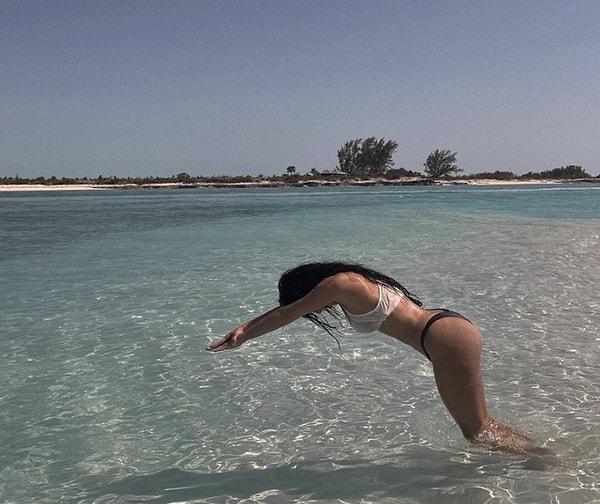 Kim Kardashian sığ sulara balıklama atladı.