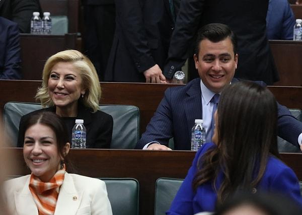 AK Parti Meclis Grup toplantısı bittikten sonra Cumhurbaşkanı Recep tAYYİP Erdoğan, salonun karşısında bulunan odada bazı milletvekilleriyle özel görüşmeler yaptı.