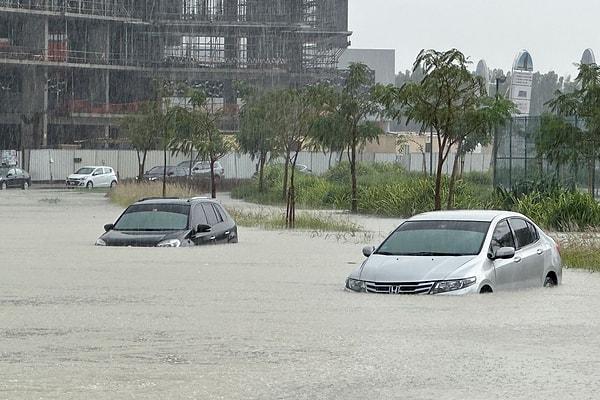 Son 75 yılın en çok yağışını alan Dubai'de büyük bir sel felaketi yaşandı.