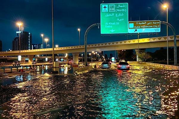 Dubai'deki yaşanan sel felaketinin asıl sebebi ise "iklim değişikliği" olarak gösteriliyor.