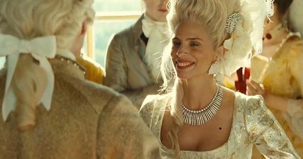 Johnny Depp bu tarihi dram filminde Kral XV. Louis rolünü canlandırıyor. Film 1743'te yoksul bir terzinin gayri meşru kızı olarak doğan ve cazibesiyle kralın dikkatini çekeren yükselmeye çalışan Jeanne Bécu'nun hayatını konu alıyor. Depp'e yönetmen koltuğundaki Maïwenn başrolde eşlik ediyor.