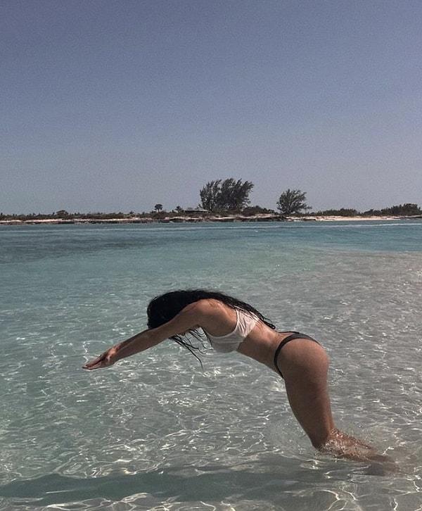 Turks ve Caicos Adaları'na tatile giden isim dizi seviyesindeki suya balıklama atlarken fotoğraf çekildi ve bunu 363 milyon takipçili Instagram hesabında paylaştı.