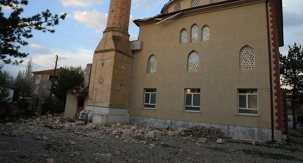 Ayrıca bazı camilerin minarelerinde hasar oluştu.
