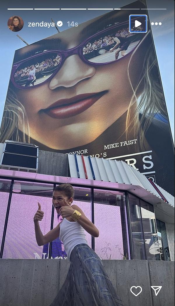 Zendaya yeni filminin afişinin önünde heyecanlı pozlar verdi.